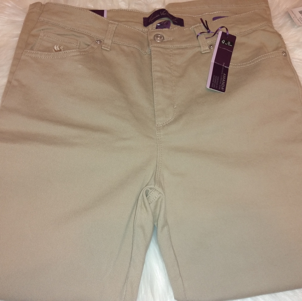 Gloria Vanderbilt beige Jeans size 10 short New with Tags..